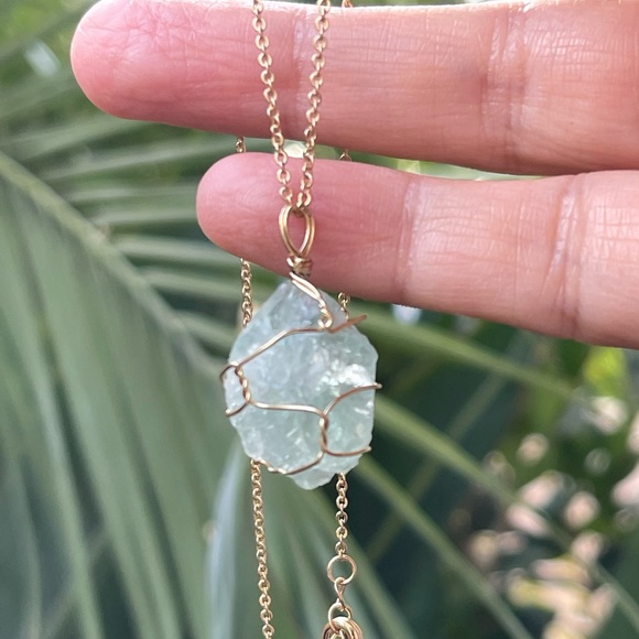 Wire wrapped natural green fluorite crystal pendant and gold tone metal chain - Picture 4 of 8